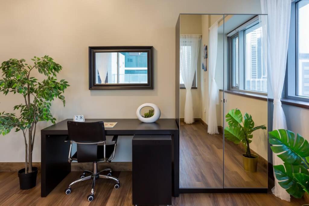 דובאי Higuests - Roomy Apt With Infinity Pool Close To Burj Khalifa מראה חיצוני תמונה