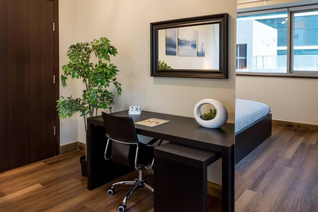 דובאי Higuests - Roomy Apt With Infinity Pool Close To Burj Khalifa מראה חיצוני תמונה