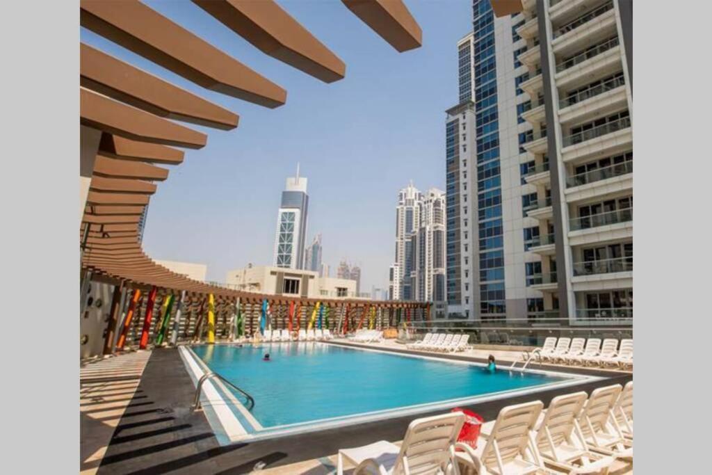 דובאי Higuests - Roomy Apt With Infinity Pool Close To Burj Khalifa מראה חיצוני תמונה